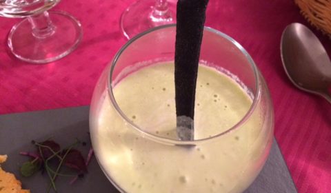 Cappuccino di gadus morhua, piselli, composta di pesche e crostoli al nero di seppia