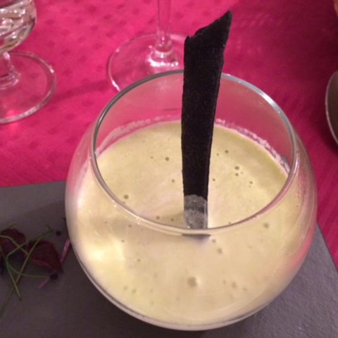 Cappuccino di gadus morhua, piselli, composta di pesche e crostoli al nero di seppia
